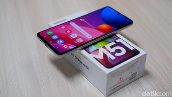 Pengguna juga bisa memanfaatkan ponsel sebagai powerbank untuk perangkat lain. Foto: Adi Fida Rahman/detikINET