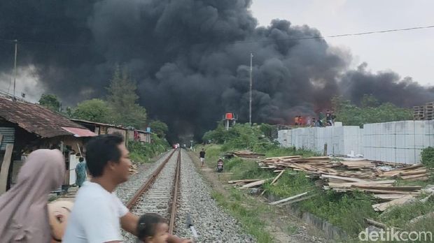 Gudang pabrik busa di Sragen kebakaran. Tampak asap hitam membubung tinggi, Sabtu (24/10/2020)