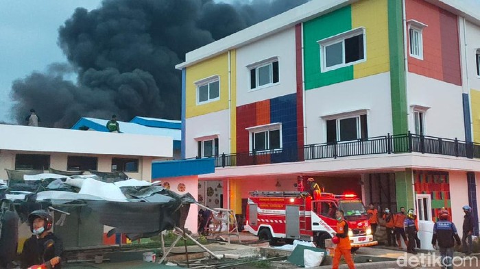Gudang pabrik busa di Sragen kebakaran. Tampak asap hitam membubung tinggi, Sabtu (24/10/2020)