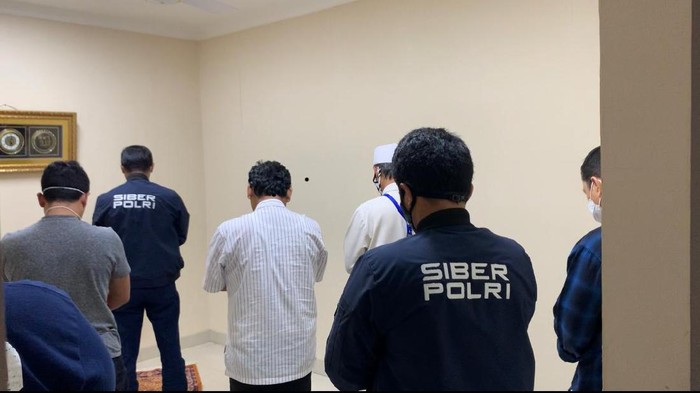 Gus Nur menjalankan salat bersama penyidik di Bareskrim Polri