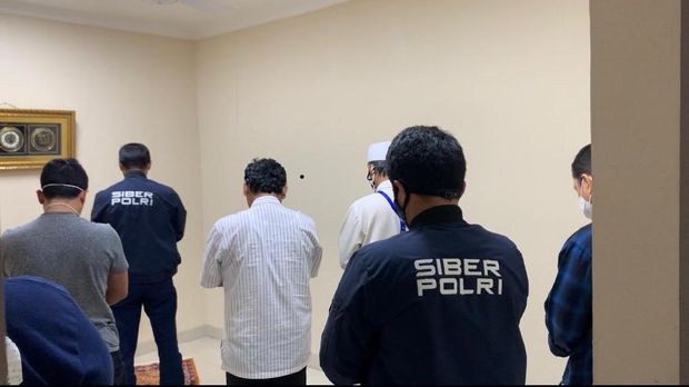 Gus Nur prayed with investigators from the Police Criminal Investigation Unit