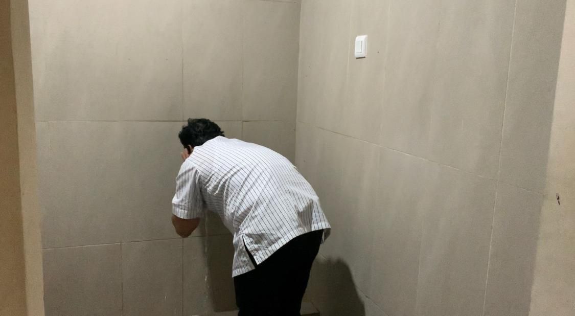 Gus Nur menjalankan salat bersama penyidik di Bareskrim Polri