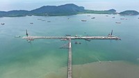 Terminal Kijing yang akan menjadi pelabuhan internasional terbesar di Kalimantan ini dibangun untuk menampung kapal besar bermuatan hingga 100.000 DWT dan membutuhkan draft kapal besar hingga kedalaman 15 meter. Menyesuaikan struktur dan kedalaman yang dibutuhkan, Tim Proyek membangun trestle sepanjang 3.374 meter. Istimewa/Dok. PT Wijaya Karya (WIKA).