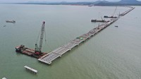 Struktur trestle ini terbagi atas dua bagian yaitu struktur bawah dan struktur atas. Struktur bawah terdiri atas Concrete Spun Pile (CSP) diameter 800 dan 600 milimeter, serta free standing atau tiang yang berdiri bebas di atas tanah dasar, dari 4 meter sampai dengan 17 meter. Sedangkan struktur atas atau deck menggunakan sistem girder simple span made continuous bentang 21.6 dan 24.6 meter. Istimewa/Dok. PT Wijaya Karya (WIKA).