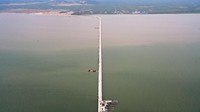 Sistem girder dengan bentang menengah tersebut dapat mempercepat konstruksi dibanding sistem pile slab dengan bentang pendek (5-12 meter) karena mampu mengurangi jumlah pemancangan tiang di laut yang butuh waktu lama dengan tingkat resiko hambatan pekerjaan tinggi. Istimewa/Dok. PT Wijaya Karya (WIKA).