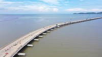 Terdiri dari 4 lajur dengan 2 jalur masing-masing, jembatan ini dikerjakan menggunakan slab girder full precast yang juga pertama kali diterapkan di pekerjaan sejenis dan dapat dimanfaatkan sebagai akses konstruksi sehingga juga mempercepat prosesnya. Istimewa/Dok. PT Wijaya Karya (WIKA).