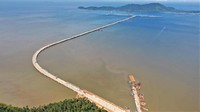 Proyek Pembangunan Terminal Kijing yang dilaksanakan oleh WIKA akan memiliki trestle terpanjang di Indonesia. Trestle merupakan jembatan penghubung antara dermaga dengan area darat yang biasanya dimiliki oleh pelabuhan besar dengan dermaga yang berlokasi di tepi laut. Terminal Kijing yang akan menjadi pelabuhan internasional ini salah satunya. Istimewa/Dok. PT Wijaya Karya (WIKA).