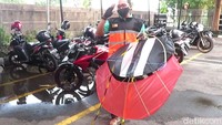 Kepala Dinas Operasi (Kadis Ops) TNI AU Lanud Adisutjipto Yogyakarta Kolonel (PNB) Sri Raharjo menyebut layang-layang yang disita itu terbang dekat dengan perlintasan utama pesawat komersil maupun militer. Sitaan terbaru yakni layang-layang berjenis bapangan, berbentuk tradisional yang diterbangkan di sisi utara Lanud Adisutjipto.
