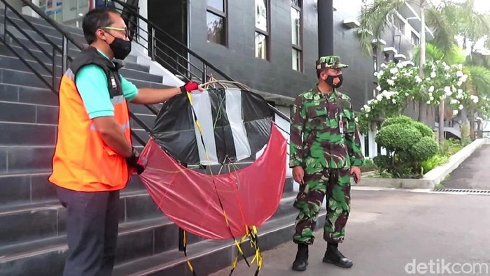 Petugas menunjukkan layang-layang yang disita di area aeorodrome Bandara Adisutjipto, Yogyakarta. Berikut penampakannya.