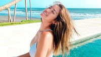 Punya rumah di Bali membuat Jessica Iskandar punya akses yang mudah ke pantai. Foto: Instagram Jessica Iskandar