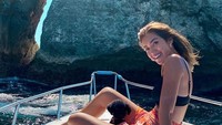 Jessica Iskandar berpose di anjungan kapal. Foto: Instagram Jessica Iskandar
