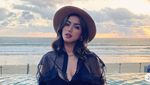 Potret Seksi Jessica Iskandar Bergaya di Pantai
