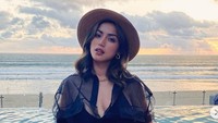 Jessica Iskandar bergaya di sebuah pantai di Bali. Foto: Instagram Jessica Iskandar