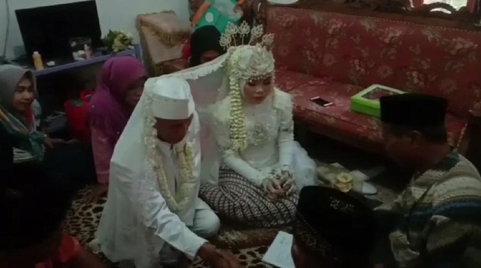 Heboh Kakek 78 Tahun Nikahi Gadis Usia 17 Tahun Di Subang