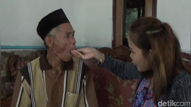 Pernikahan unik terjadi di Kabupaten Subang, Jawa Barat, Abah Sarna (78) meminang gadis desa Noni Novita Handayani (17). Pernikahan mereka yang berlangsung pada Minggu yang lalu viral di media sosial.