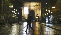 Perdana Menteri Italia, Giuseppe Conte, memberi wali kota kuasa untuk menutup lapangan publik atau alun-alun mulai pukul 9 malam.