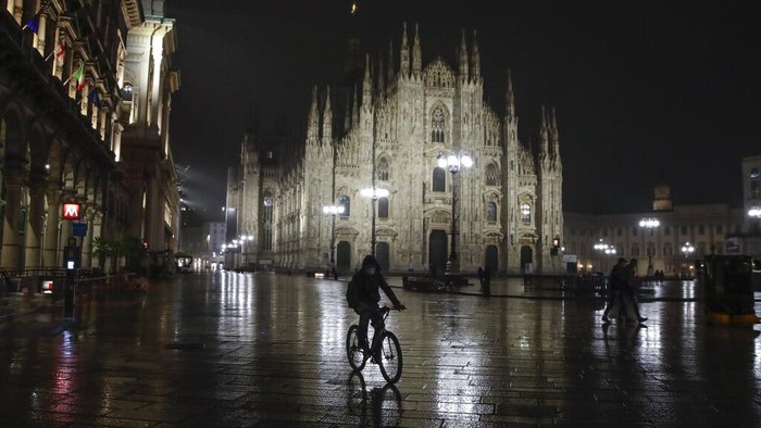 Kasus Corona Melonjak, Italia Berlakukan Jam Malam Kasus Corona yang kembali melonjak membuat pemerintah Italia berlakukan jam malam. Dalam sehari kasus positif Corona di Italia bisa menambah hingga 16 ribu.