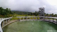 Di sini ada juga bangunan melingkar yang di tengahnya terdapat kolam dan air mancur. Bangunan ini juga menjadi ikon Kebun Raya Kuningan dan banyak dimanfaatkan pengunjung untuk berswafoto. (Bima Bagaskara/detikcom)