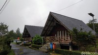 Di Kebun Raya Kuningan juga terdapat beberapa guest house yang disewakan kepada pengunjung. Namun di masa pandemi, pihak pengelola Kebun Raya Kuningan tidak membuka guest house tersebut. Bahkan pengunjung yang datang harus pulang sebelum jam 18.00 WIB. (Bima Bagaskara/detikcom)