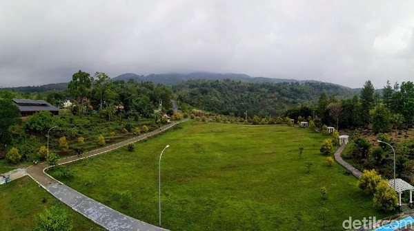 Di sepanjang perjalanan terutama saat memasuki Desa Padangbenghar, pengunjung akan disuguhkan pemandangan indah area persawahan dan bebatuan vulkanik besar. (Bima Bagaskara/detikcom) Di sepanjang perjalanan terutama saat memasuki Desa Padangbenghar, pengunjung akan disuguhkan pemandangan indah area persawahan dan bebatuan vulkanik besar. (Bima Bagaskara/detikcom)