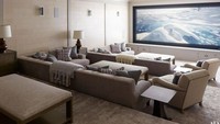 Home theater ini dirancang dengan nuansa yang sangat homey. Sofa-sofa yang disediakan, dan juga tema warna putihnya sangat memperkuat nuansa rumah. Istimewa/Dok. BoredPanda.