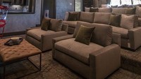 Home theater rumah ini dirancang dengan nuansa zaman dahulu, lebih tepatnya seperti di dunia sihir, apalagi jika melihat desain langit-langitnya. Istimewa/Dok. BoredPanda.  