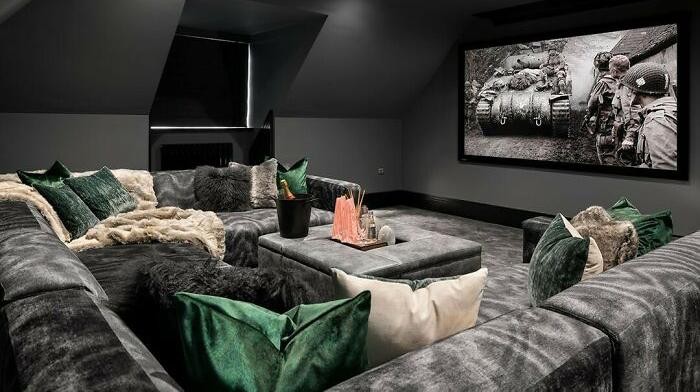 Merancang ruangan khusus sebagai home theater sudah sering didengar. Nah, 10 rumah ini punya bioskop mini dengan desain yang lebih mewah dari bioskop asli lho!