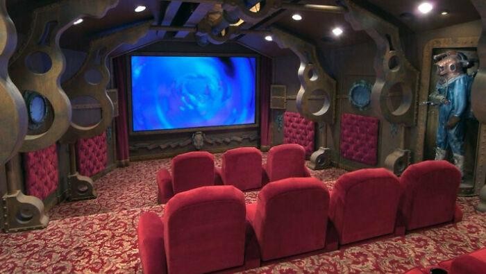 Keren Banget! Rumah Ini Punya Bioskop Mini Merancang ruangan khusus sebagai home theater sudah sering didengar. Nah, 10 rumah ini punya bioskop mini dengan desain yang lebih mewah dari bioskop asli lho!