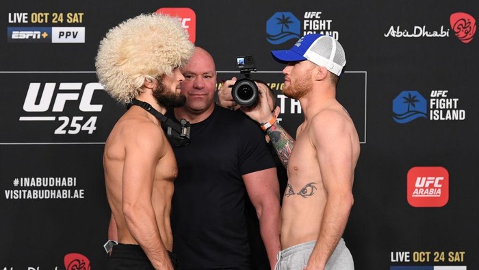 Khabib Nurmagomedov dan Justin Gaethje ABU DHABI, UNITED ARAB EMIRATES - OCTOBER 23: In this handout image provided by UFC, (L-R) Opponents Khabib Nurmagomedov of Russia and Justin Gaethje face off during the UFC 254 weigh-in on October 23, 2020 on UFC Fight Island, Abu Dhabi, United Arab Emirates. (Photo by Josh Hedges/Zuffa LLC via Getty Images)