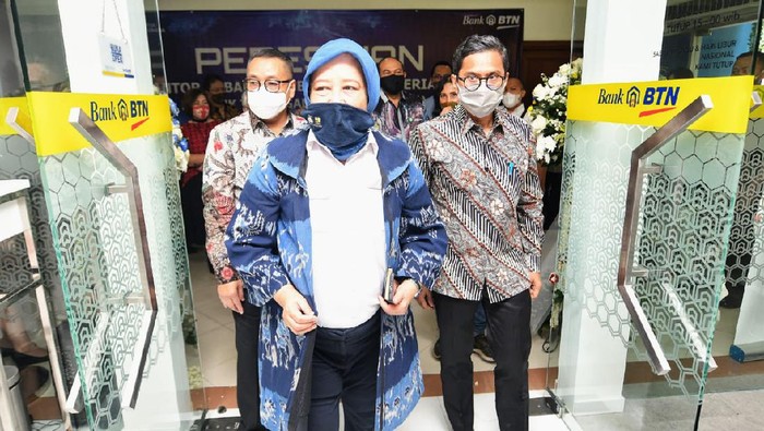 Direktur Utama PT Bank Tabungan Negara (Persero) Tbk Pahala N. Mansury (kanan) bersama Sekjen Kementerian Pekerjaan Umum dan Perumahan Rakyat (PUPR) Anita Firmanti Eko Susetyowati (tengah) dan Dirjen Penyediaan Perumahan  H. Khalawi (kiri) menggunting pita dalam acara seremonial pembukaan lokasi baru  Kantor Cabang Pembantu Bank BTN di Kementerian PUPR di Jakarta.  Relokasi KCP merupakan salah satu upaya Bank BTN meningkatkan pelayanan jasa perbankan sekaligus bentuk kemitraan Bank BTN dengan Kementerian PUPR. Adapun per Oktober 2020, Bank BTN telah memiliki 78 Kantor Cabang, 350 KCP serta 25 Kantor Cabang Syarian dan 57 Kantor Cabang Pembantu Syariah  yang tersebar di seluruh Indonesia.