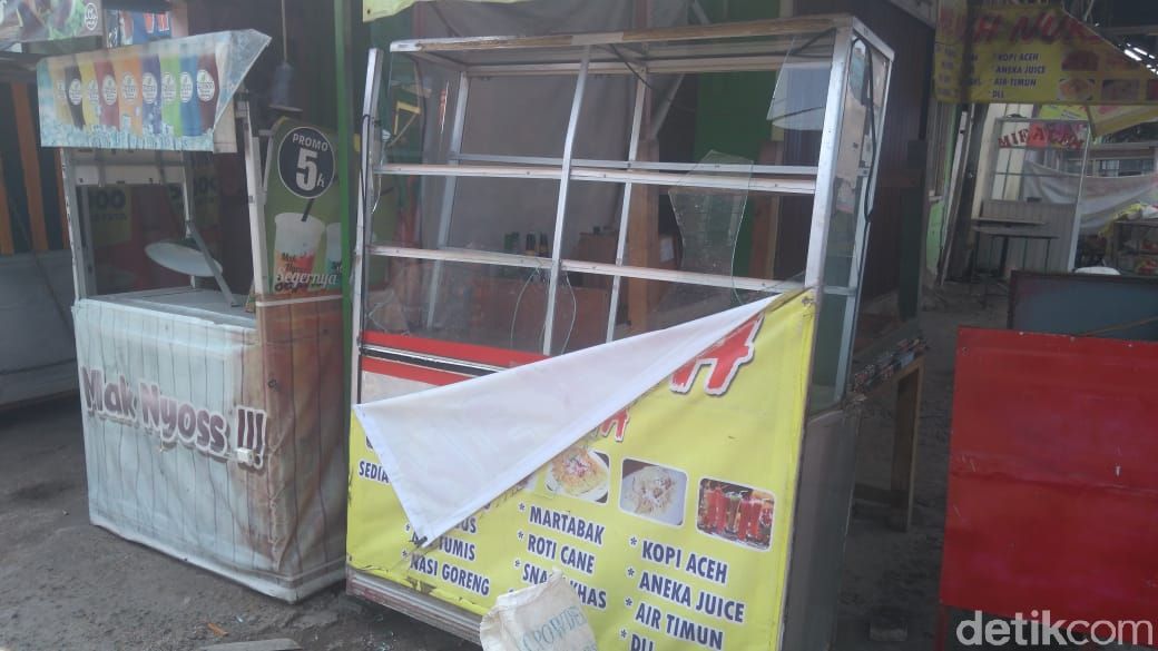 Kondisi rumah rusak akibat puting beliung di Marakas, Kelurahan Bahagia, Babelan, Kab Bekasi. (Adhyasta Dirgantara/detikcom)