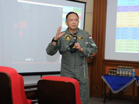 KSAU meninjau latihan penerbang TNI AU di Lanud Iswajudi Madiun. KSAU meminta penerbang TNI meningkatkan kemampuan teknik dan taktik.