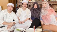 Nah kalau ini pose saat Oki berkunjung ke kediaman Almarhum Ustad Arifin Ilham. Dimsum hangat pun jadi suguhan gurih yang menggoda. Foto: instagram @okisetianadewi