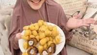 Kurma muda jadi salah satu makanan favorit Oki. Lihat saja sepiring penuh kurma muda segar yang siap ia jadikan camilan. Foto: instagram @okisetianadewi