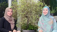 Berpose bersama putri Yusuf Mansyur, Oki dan Wirda asyik ngobrol sambil ngemil cake. Ada bolu gulung juga yang jadi jamuan keduanya.  Foto: instagram @okisetianadewi