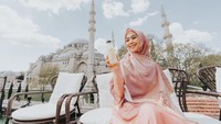 Segudang aktivitasnya tak membuat Oki kehabisan waktu buat me time. Ia kerap kali memanjakan diri dengan kulineran. Banyak momen makan yang dibagikan Oki.  Foto: instagram @okisetianadewi