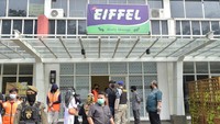 Diketahui, hal tersebut bermula saat Satpol PP menggerebek sebuah  griya pijat bernama Eiffel yang berlokasi di kawasan Bintaro, Tangerang Selatan. Istimewa/Dok. Satpol PP Tangsel.