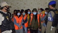 Hasil keterangan di lokasi, 15 terapis tersebut berasal dari daerah Subang, Indramayu dan Lampung. Muksin menambahkan, pihaknya juga saat itu menemukan 11 pelanggan pria tengah berada di tempat pijat tersebut. Istimewa/Dok. Satpol PP Tangsel.