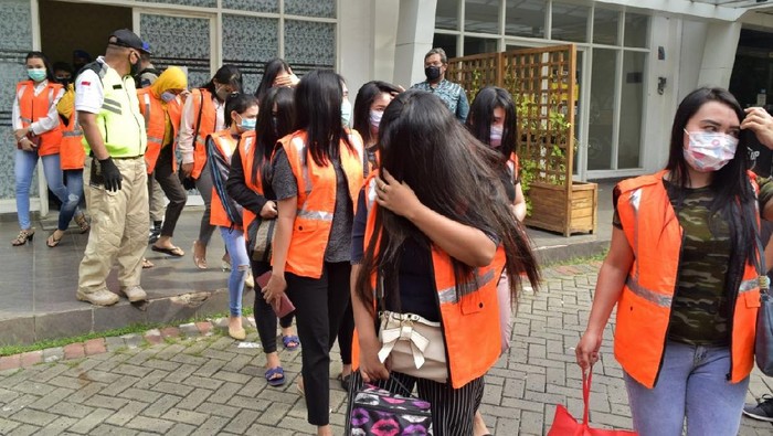 Langgar PSBB, Belasan Terapis Griya Pijat di Tangsel Dirazia Satpol PP Kota Tangerang Selatan merazia griya pijat yang tetap buka saat PSBB. Belasan terapis pun diamankan terkait razia tersebut.