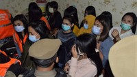 Kepala Seksi Penyelidikan dan Penyidikan Satpol PP Kota Tangsel Muksin Al Fachry mengatakan, penggerebekan tersebut dilakukan pada Jumat (23/10) sore. Di tempat tersebut pihaknya menemukan 16 pegawai perempuan. Istimewa/Dok. Satpol PP Tangsel.
