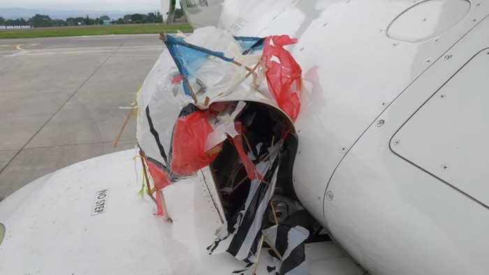 Layang-layang tersangkut di bagian pesawat Citilink saat hendak mendarat di Bamdara Adisutjipto, Yogyakarta, Jumat (23/10/2020)
