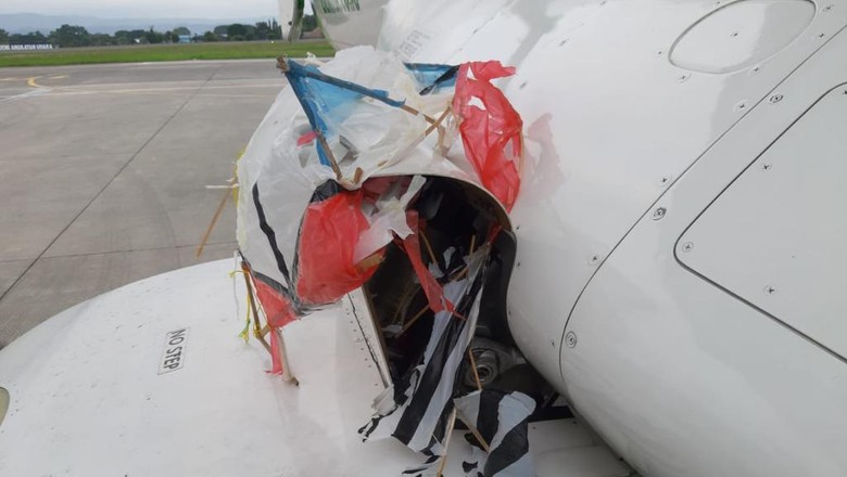 Layang-layang tersangkut di bagian pesawat Citilink saat hendak mendarat di Bandara Adisutjipto, Yogyakarta Layang-layang tersangkut di bagian pesawat Citilink saat hendak mendarat di Bandara Adisutjipto, Yogyakarta, Jumat (23/10/2020)