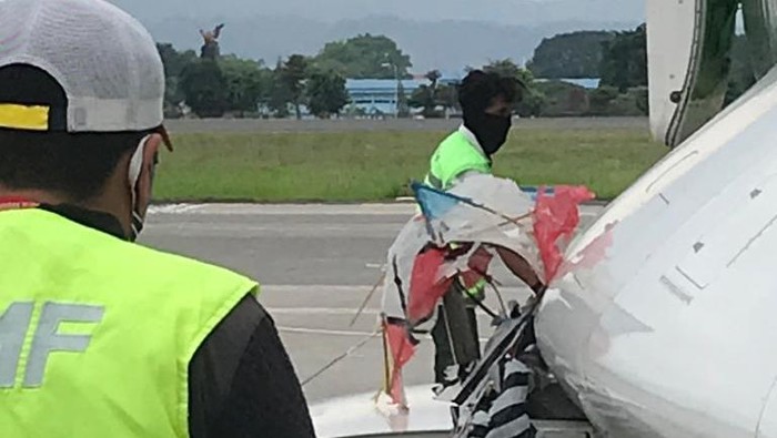 Layang-layang tersangkut di bagian pesawat Citilink saat hendak mendarat di Bamdara Adisutjipto, Yogyakarta, Jumat (23/10/2020)