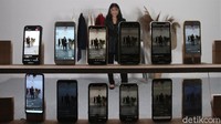 Dalam acara tersebut, para model akan memamerkan beragam koleksi pakaian milik perancang busana yang akan disiarkan secara langsung melalui aplikasi media sosial.