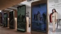 Deretan smartphone disiapkan guna mendukung acara tersebut.