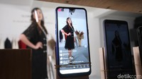Seorang model berpose saat mengikuti fashion show yang digelar secara daring di Jakarta, Sabtu (24/10/2020).