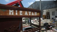 Diketahui, ratusan rumah rusak akibat angin puting beliung yang menghantam kawasan Bekasi pada Jumat (23/10) siang.