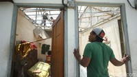 Di salah satu rumah tampak bagian atapnya rusak akibat puting beliung tersebut.