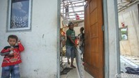 Warga bahu membahu memperbaiki rumah mereka yang rusak akibat angin puting beliung.