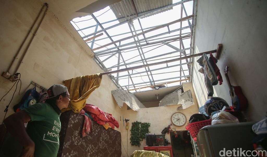 Angin puting beliung yang melanda kawasan Bekasi, Jumat (23/10) lalu merusak ratusan rumah. Berikut potret dampak kerusakan akibat angin puting beliung tersebut